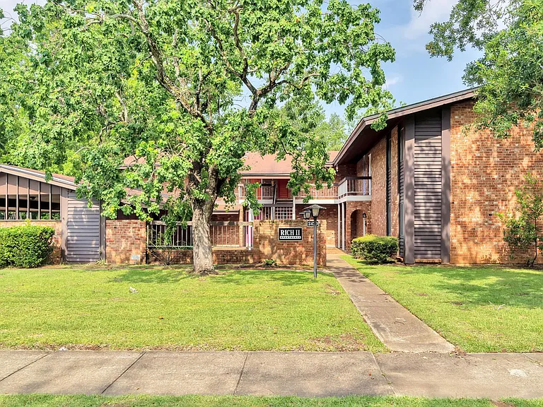2420 Price St #B — Photo 2