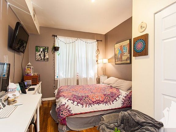 3rd image of 1524 N Artesian Ave #1T