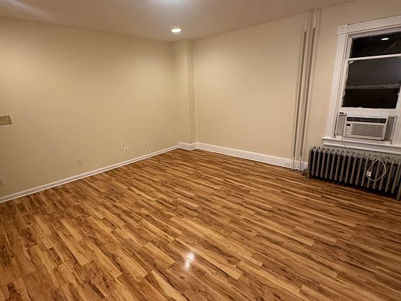 5th image of 724 E 6th St