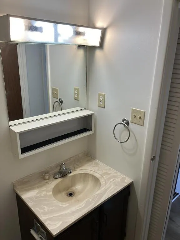 407 Second St Apt. C Carmi, IL 62821 — Photo 2