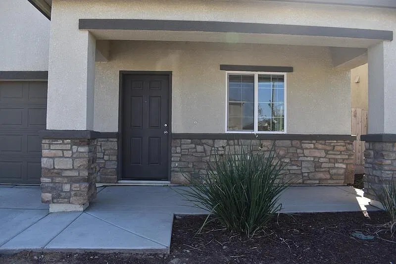 4 bed, 2.5 bath, 2244 sqft, $2,250 — Photo 4