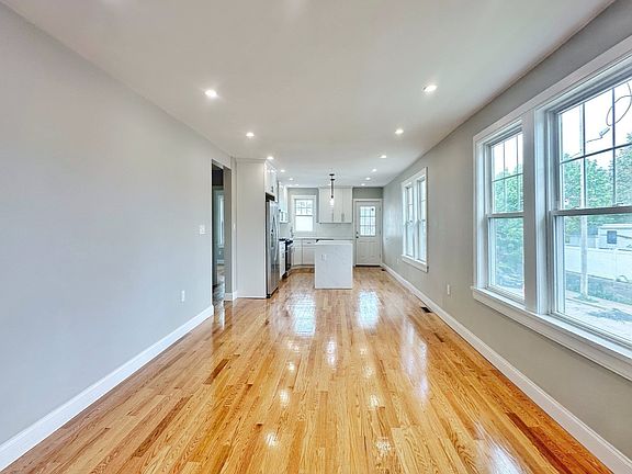 3rd image of 338 Sea St