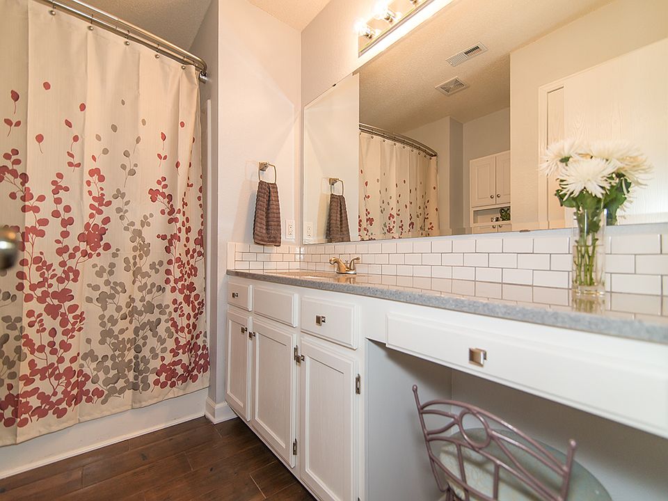 1st image of 5614 NW Plantation Dr #203-B