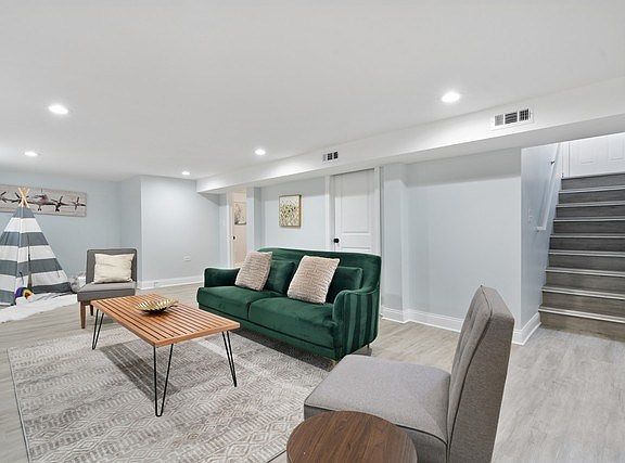 5th image of 2611 W Summerdale Ave