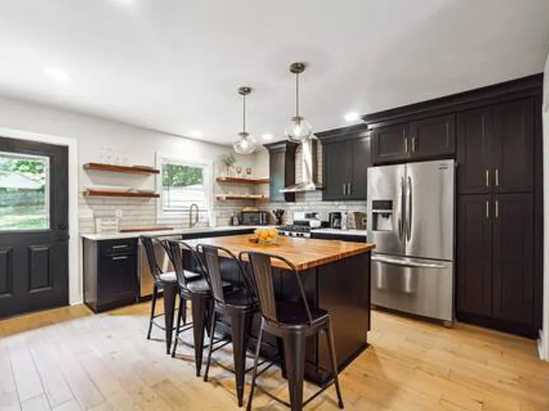 Hillcrest Dr — Photo 2