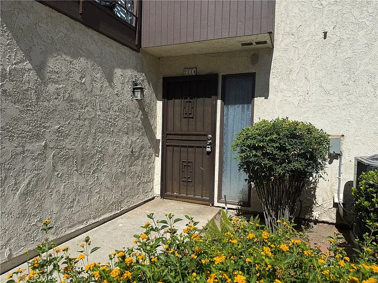 2114 Hawthorne Ct — Photo 1