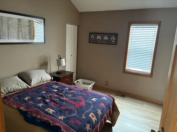 5 Menomonee Rd, Williams Bay, WI 53191