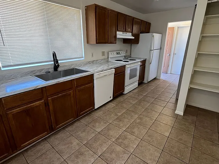 3028 N Corrine Dr — Photo 18