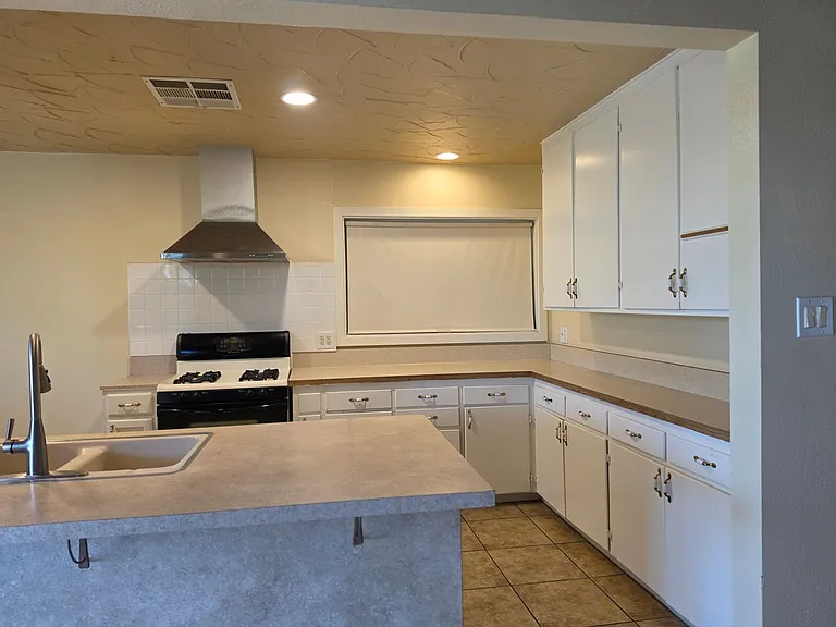 540-570 S Highland Dr — Photo 5