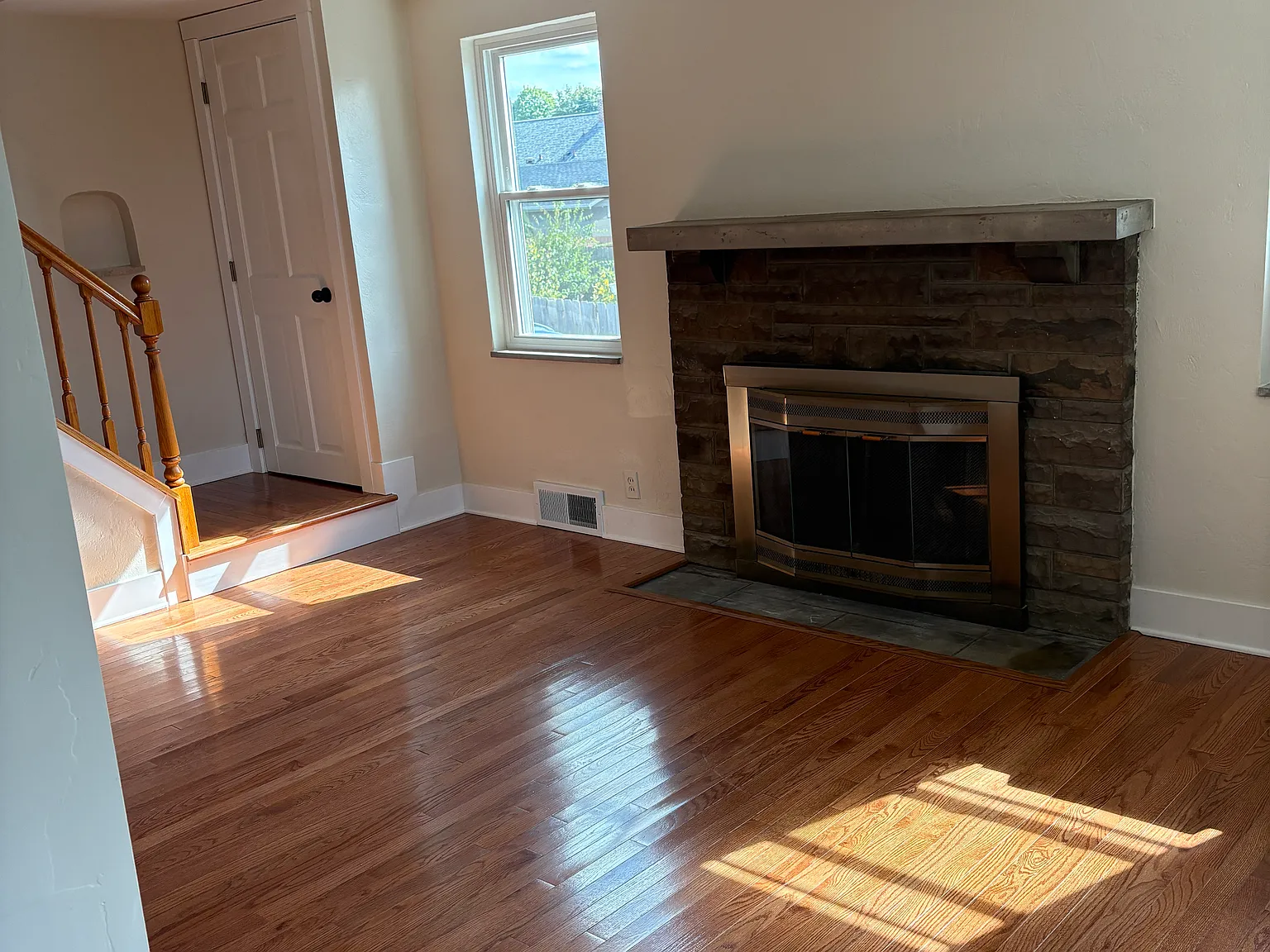 3 bed, 1300 sqft, $2,500 — Photo 2