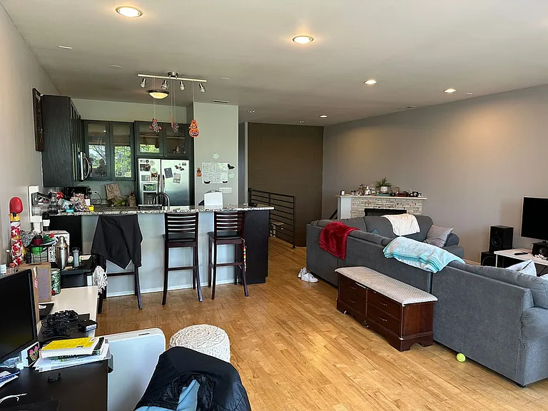 1649 W Cortland St — Photo 28