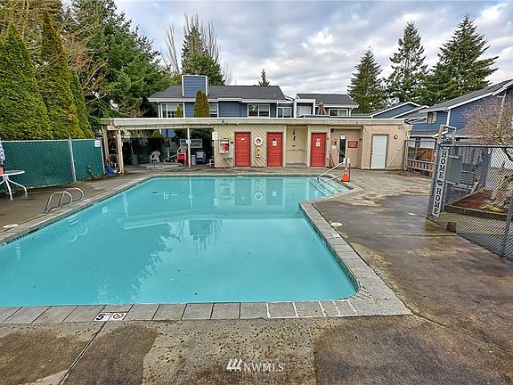 Entrance looking towards living room & kitchen & 2nd bedroom
