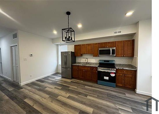 3rd image of 2035 W Toronto St Floor 2