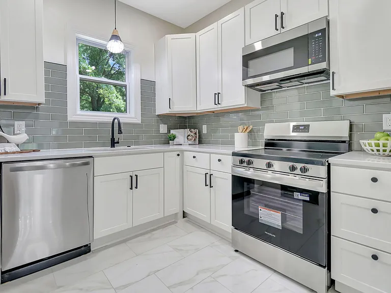 3020 Daytona Ave — Photo 8