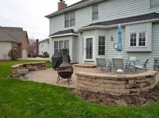 9 Mossfield Ct, Sugar Grove, IL 60554