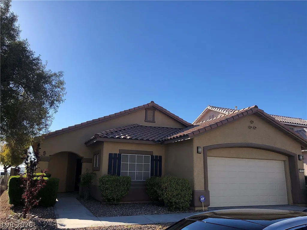 3 bed, 2.0 bath, 1751 sqft, $2,300 — Photo 1