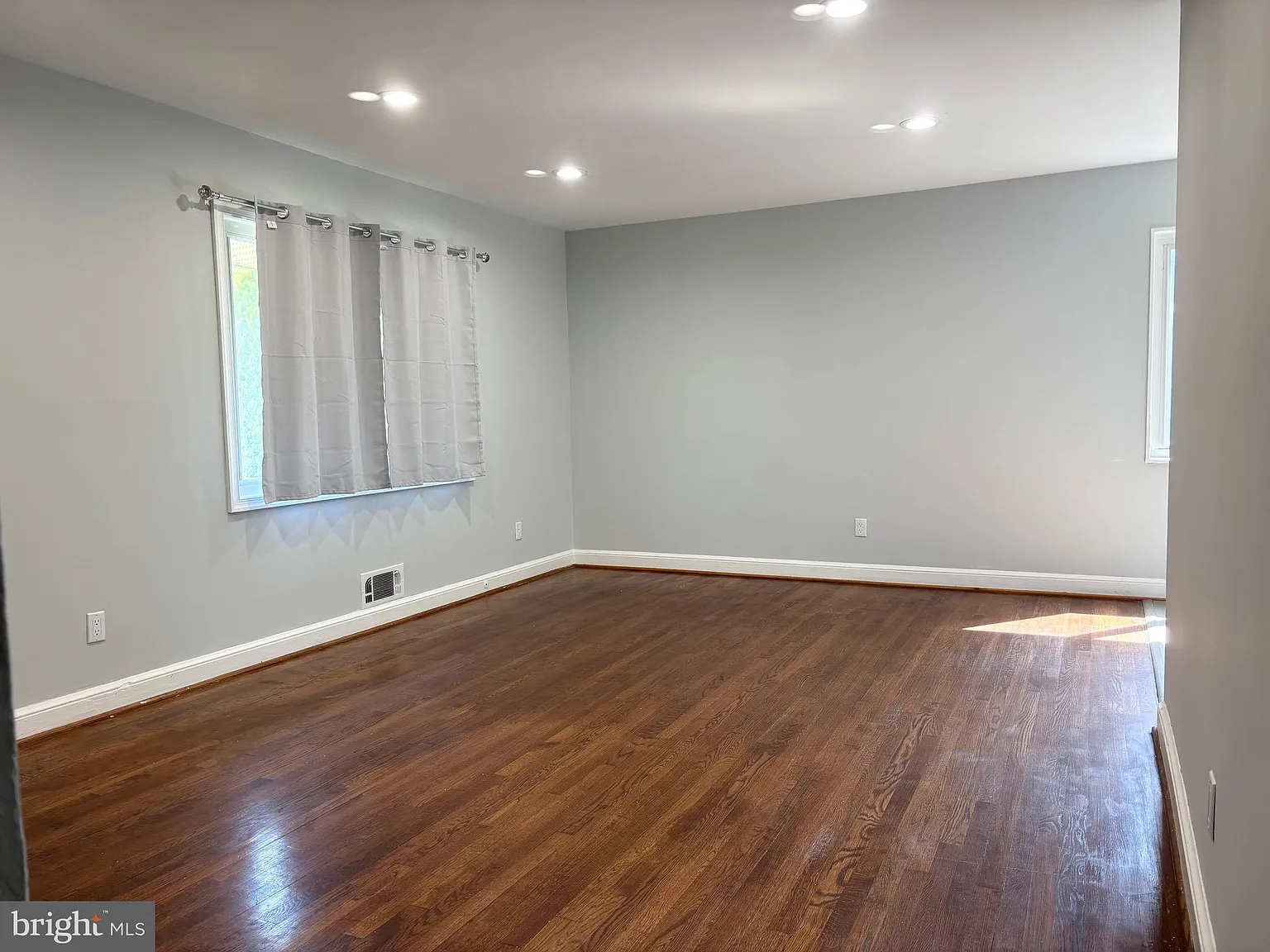 4 bed, 2.0 bath, 1872 sqft, $2,800 — Photo 2