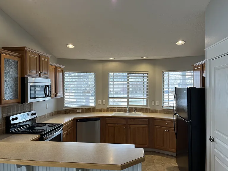 4498 S Silverhills Ave — Photo 2