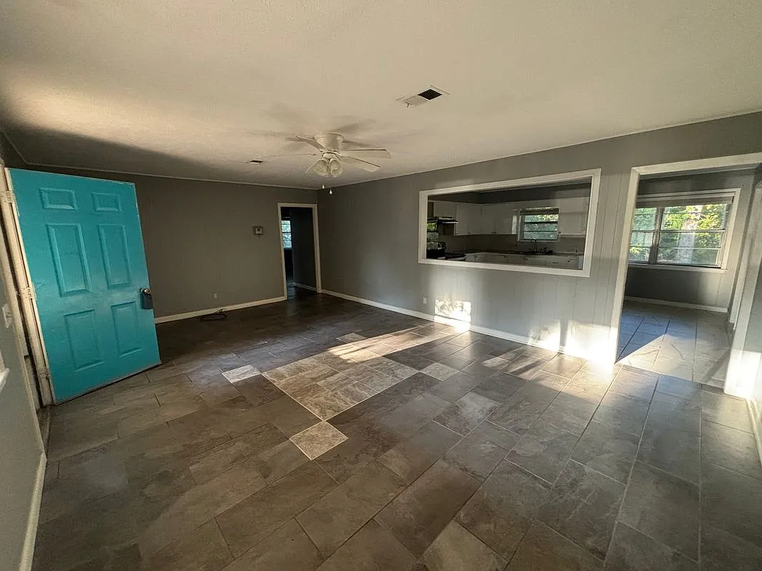 3 bed, 1.0 bath, 1264 sqft, $1,000 — Photo 3
