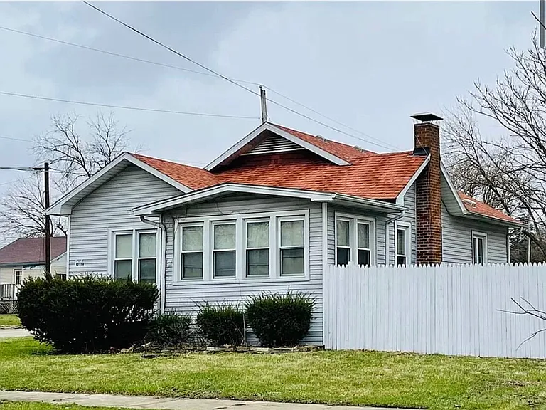 1202 N Park St — Photo 1