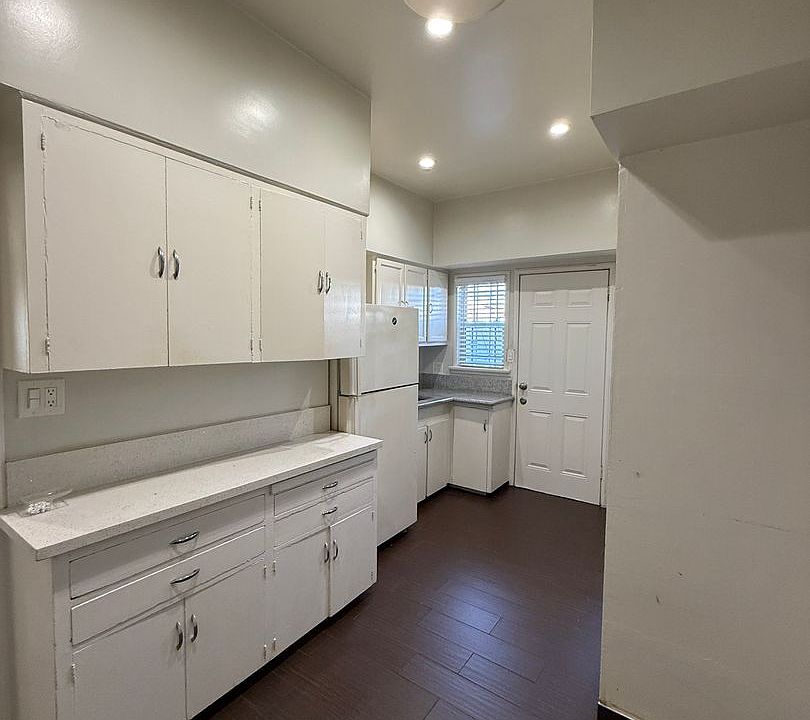1st image of 200 S Lake St APT 1