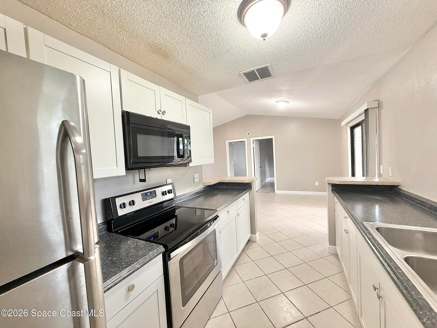 3 bed, 2.0 bath, 981 sqft, $1,775 — Photo 4