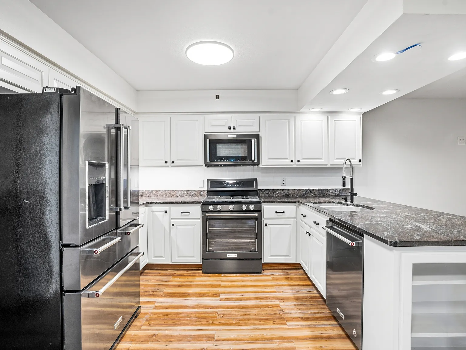 3 bed, 1700 sqft, $2,450 — Photo 3