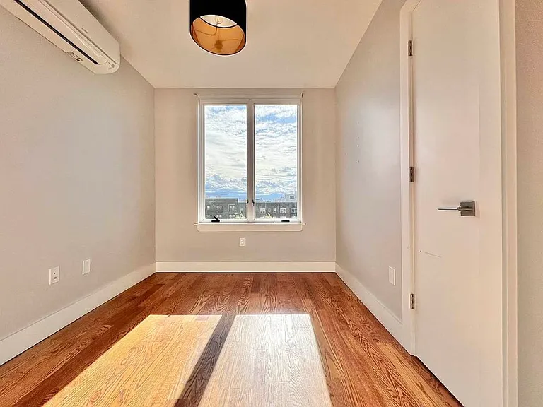 680 E 21st St #PHC — Photo 9