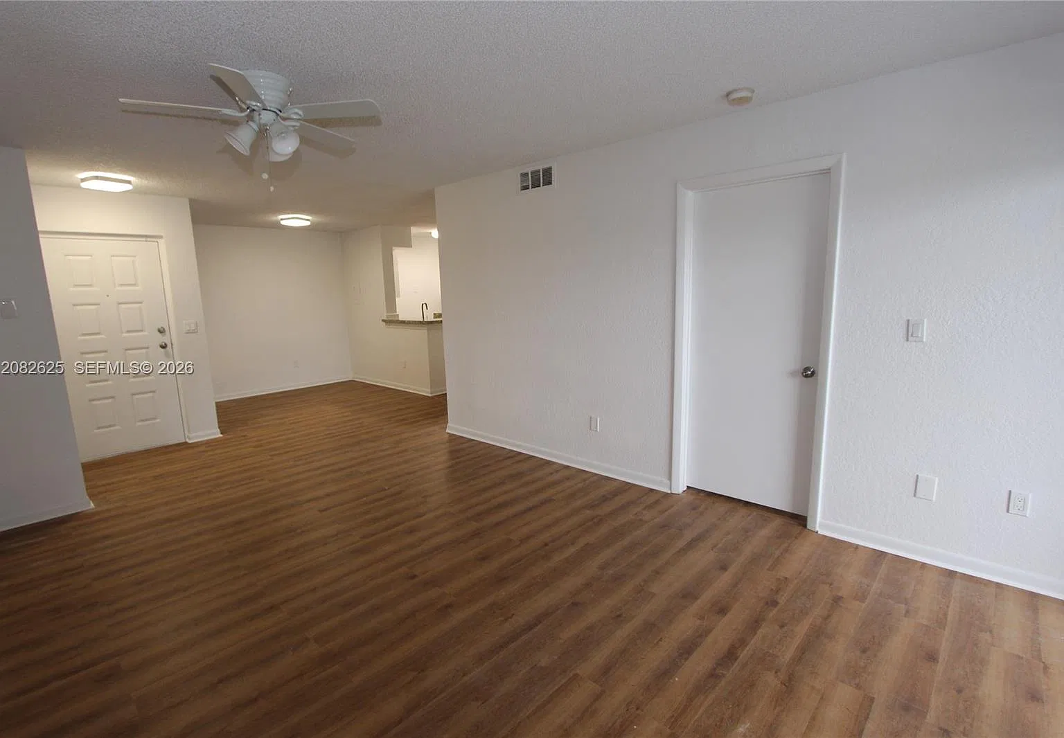 Lakeview Club Condo — Photo 2