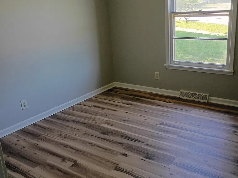 209 Ashwood Dr — Photo 5