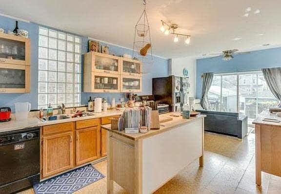 3rd image of 2427 W Cullom Ave #1