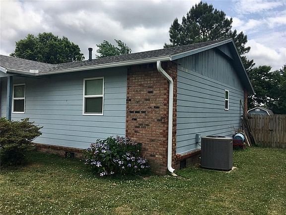 2nd image of 220 W Magnolia St
