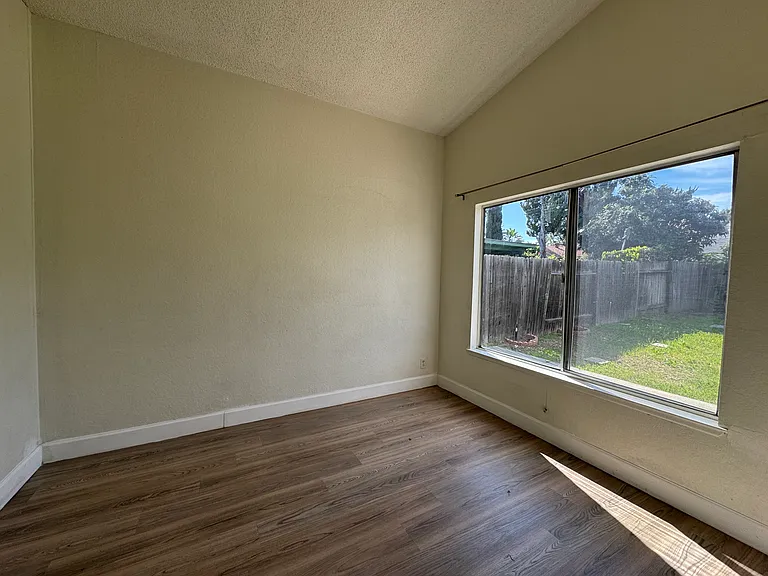 1465 Heatherton Ave — Photo 7