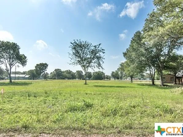 1 E Simons St, Edna, TX 77957