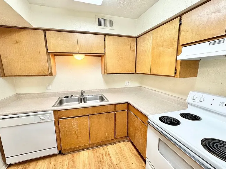 1115 N Austin St — Photo 22