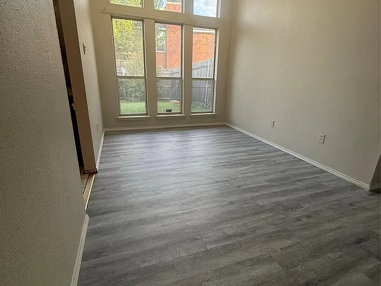 533 Raintree Cir — Photo 4