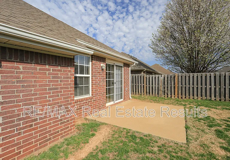 6303 S 37th St — Photo 6