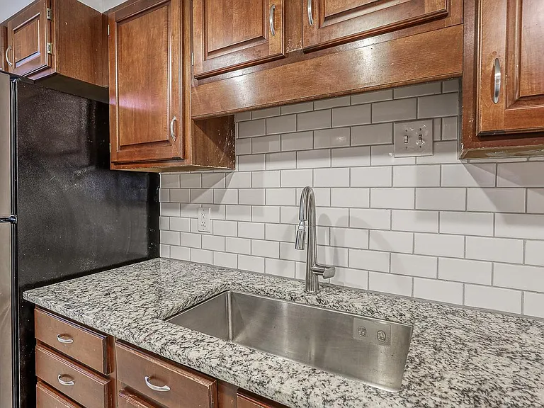 4333 Charlotte St — Photo 8