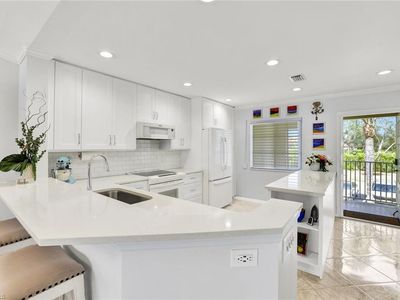 7742 Emerald CIR #V203, Naples, FL, 34109