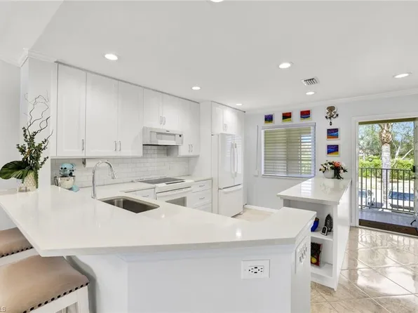 7742 Emerald CIR #V203, NAPLES, FL 34109