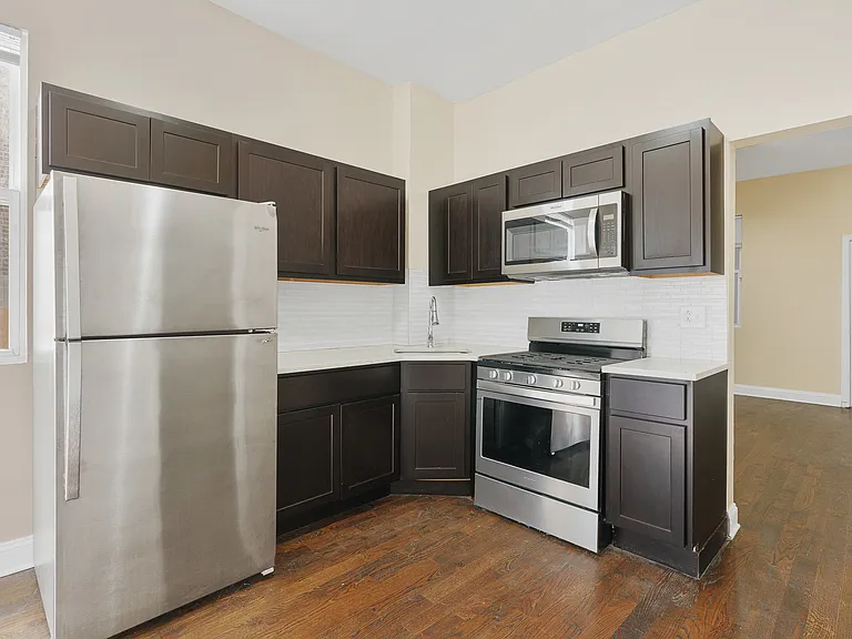 1955 W Chicago Ave #2R — Photo 2