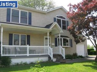 956 N Erie Ave, Lindenhurst, NY 11757