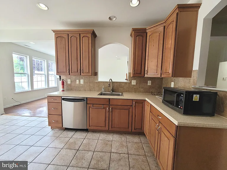 35 Tudor Ct — Photo 10