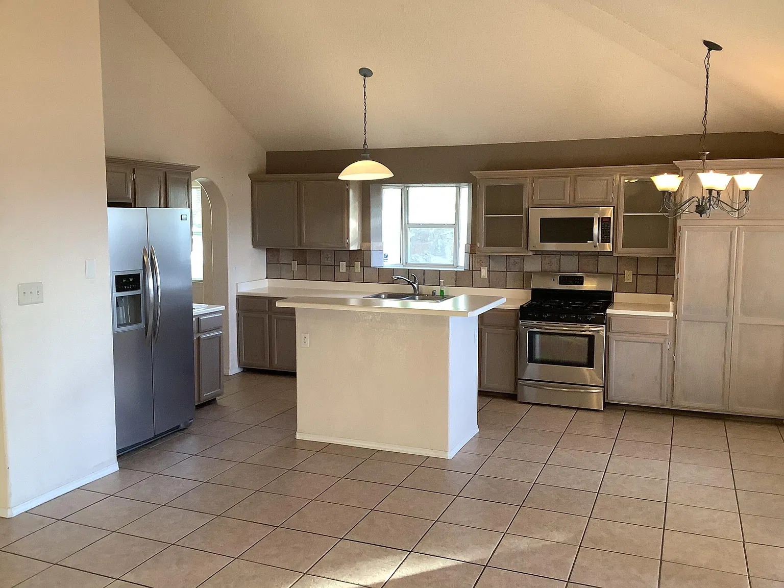 4 bed, 2.0 bath, 1845 sqft, $2,400 — Photo 2