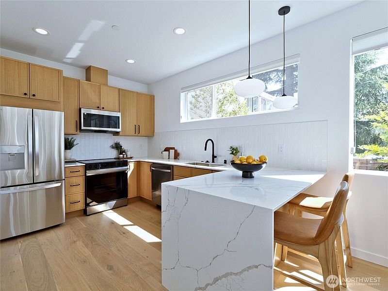 4th image of 435 19th Avenue E