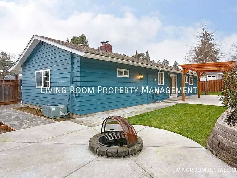 2040 SW Huntington Ave — Photo 15