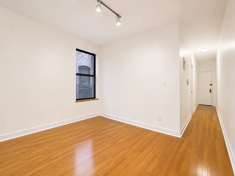 3133 Broadway #6 — Photo 4