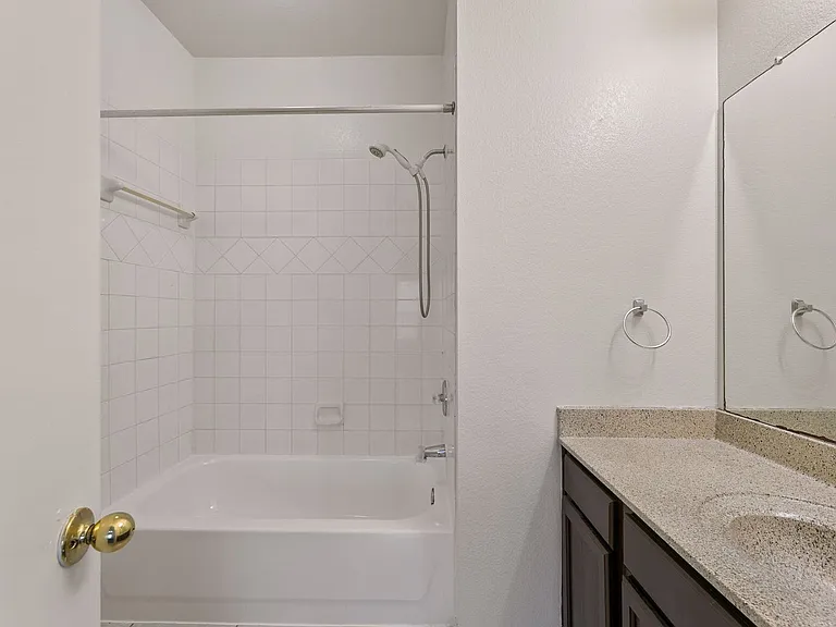 2302 S Bagdad Rd — Photo 23