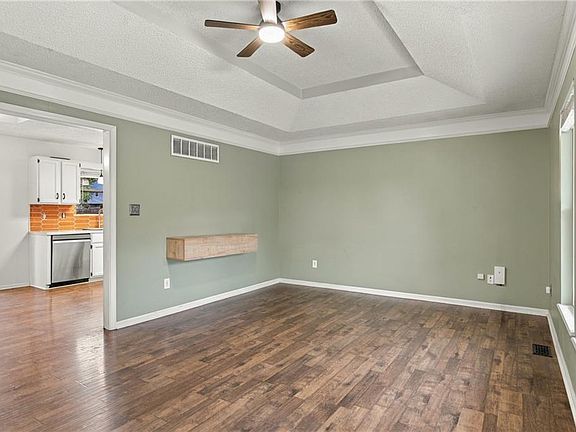 4th image of 104 NE Bristol Cir