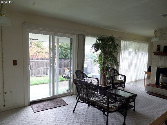 5th image of 367 NE Emerald Dr
